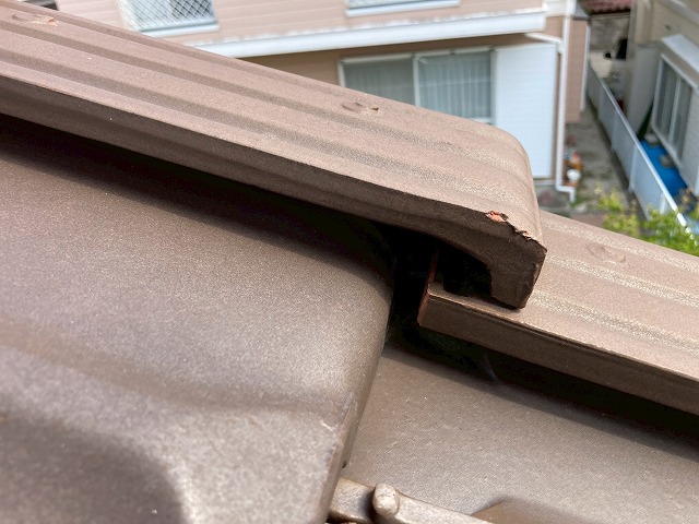 瓦の端が欠けている